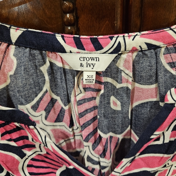 Crown and Ivy Blouse - Picture 2 of 4